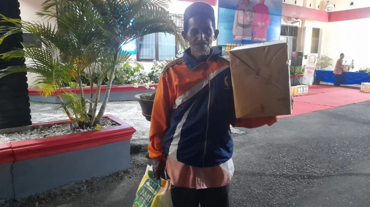 Kapolda Sultengan Bagi Bagi Sembako untuk Dhuafa di Touna
