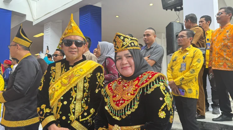 Tampil Memukau Dengan Baju Adat, Bupati dan Wabup Touna Hadiri HUT ke-62 Sulteng