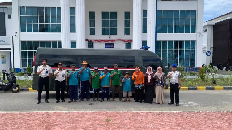 Warga Binaan Lapas Luwuk Turun Bersih-Bersih Kantor Disdikbud