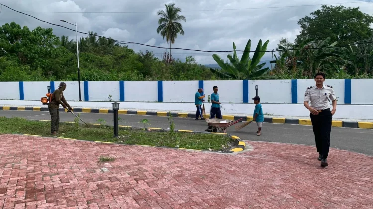 Warga Binaan Lapas Luwuk Turun Bersih-Bersih Kantor Disdikbud