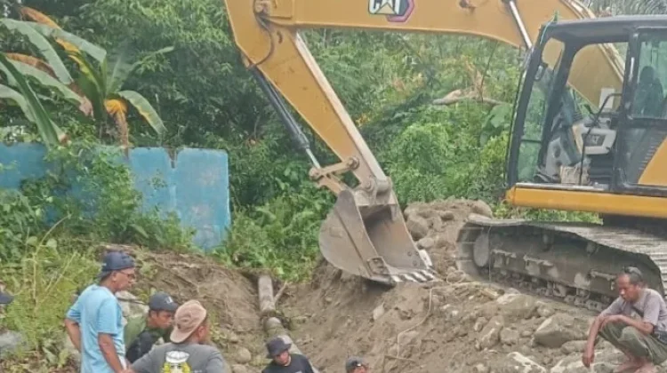 PUPR Touna Bantu Penggalian Pipa Milik PDAM Ampana yang Tertimbun Material