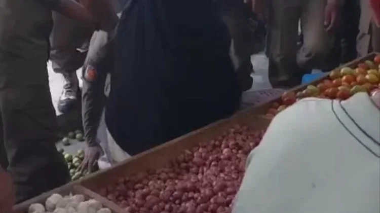 Aksi Emosional Pedagang Warnai Penertiban di Pasar Sore Dondo