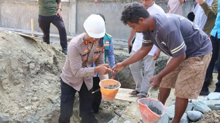 Kapolres Touna Meletakkan Batu Pembangunan RKB SD IT Al-Wahdah