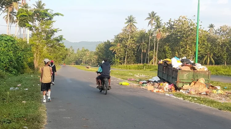 Warga Keluhkan Bau Sampah Pasar Rakyat Ampana