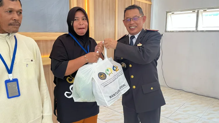 Lapas Luwuk Salurkan Bansos dan Gerobak Usaha untuk Keluarga WBP di HBP ke-62