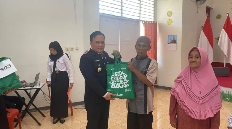 Lapas Ampana Salurkan Sembako untuk Keluarga Warga Binaan