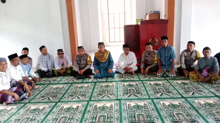 Pererat Silaturahmi dan Jaga Kamtibmas, Polsek Ulubongka Gelar Jumat Keliling