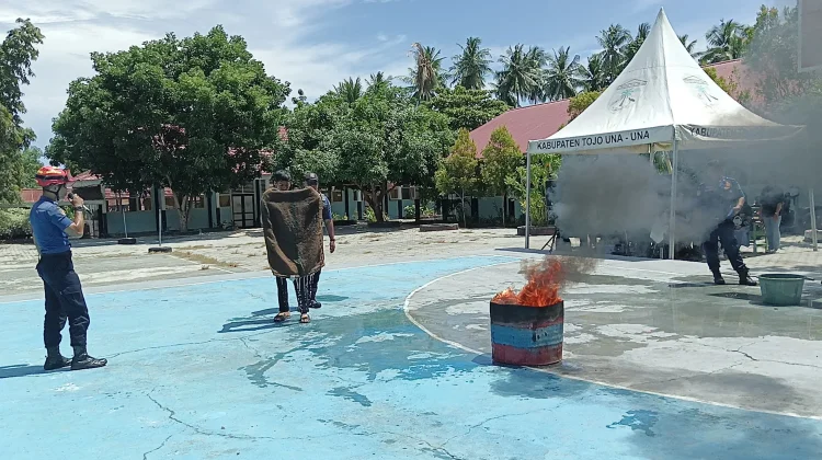Damkar Touna Edukasi Siswa SMKN 1 Ampana Kota Cara Padamkan Kebakaran