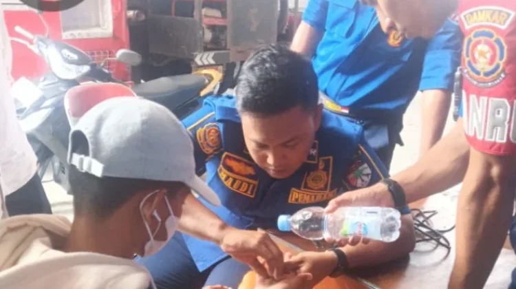 Damkarmat Touna Bantu Keluarkan Cincin Nyangkut di Jari Tangan Warga