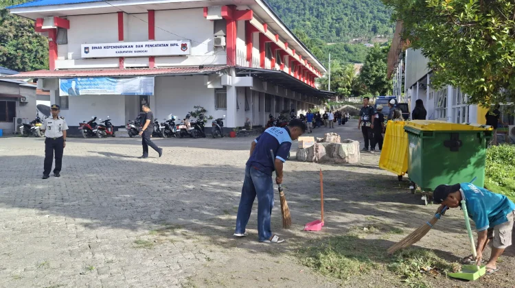 Warga Binaan Lapas Luwuk Gelar Aksi Kebersihan di Kantor Disdukcapil Banggai