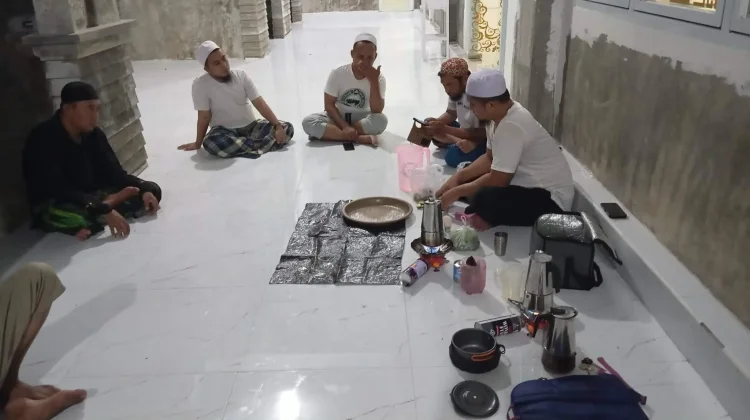 Jemaah Masjid Almahmudiyyah Ampana Gelar Ngopi Bareng saat Malam Itikaf