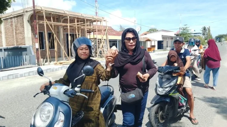 Jum'at Berkah Sarana Pelaku UMKM Lokal Berbagi Paket Makanan Gratis