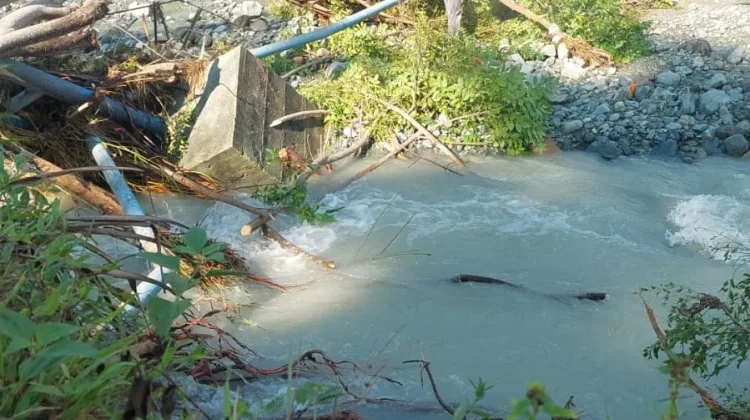 Tim Trandis PDAM Ampana Lakukan Perbaikan Pipa Induk Pasca Diterjang Banjir