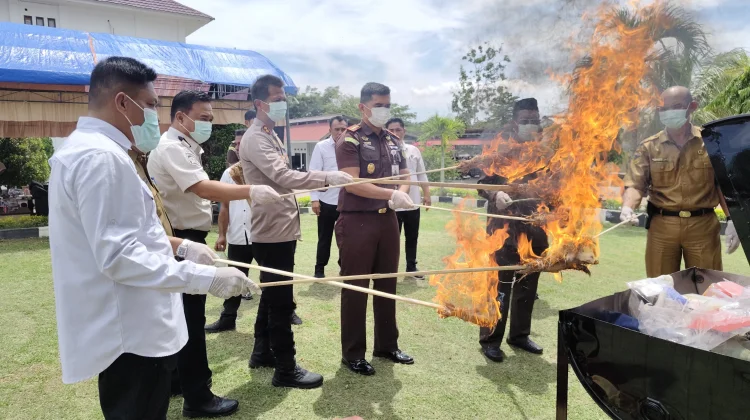 Kejari Tojo Una-Una Musnahkan Sabu dan Barang Bukti Lainnya Dari 23 Perkara