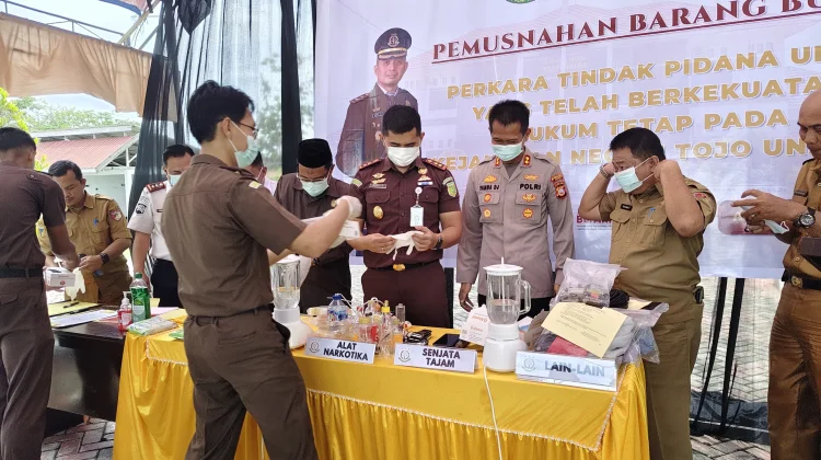 Kejari Tojo Una-Una Musnahkan Sabu dan Barang Bukti Lainnya Dari 23 Perkara