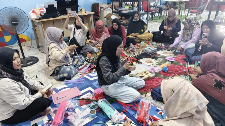 Rumah BUMN Pertamina Touna Gelar Kelas Kreatif Kerajinan Bunga dari Kawat Bulu
