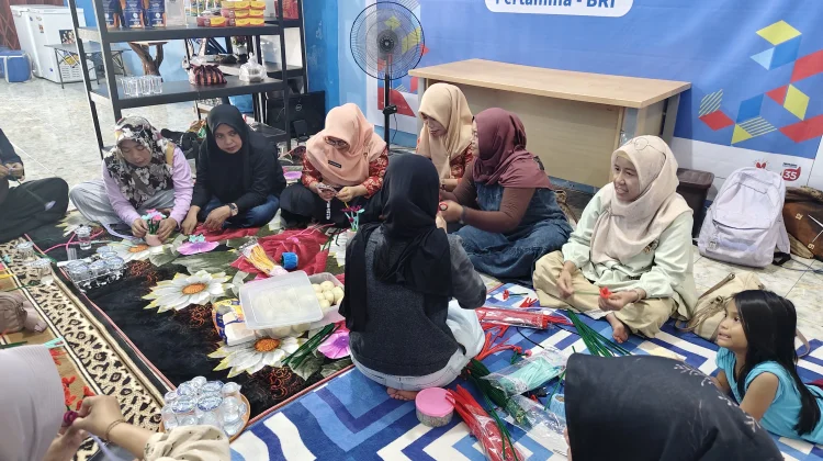 Rumah BUMN Pertamina Touna Gelar Kelas Kreatif Kerajinan Bunga dari Kawat Bulu