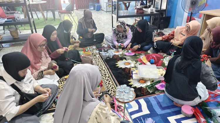 Rumah BUMN Pertamina Touna Gelar Kelas Kreatif Kerajinan Bunga dari Kawat Bulu