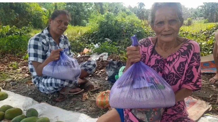 Pelaku Usaha di Touna Berbagai Sembako dengan Kaum Dhuafa