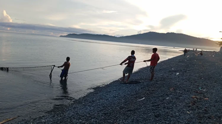 Nelayan Pukat Dampar Ampana, Kehidupan di Pesisir Ampana