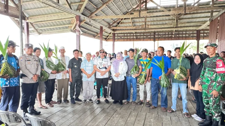 Bupati Touna Serahkan Bantuan Bibit Kelapa dalam untuk 8 Gapoktan di Una-una