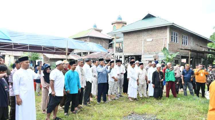 Bupati Touna Serahkan Sapi Kurban Bantuan Presiden RI di Masjid Miftahul Khairat