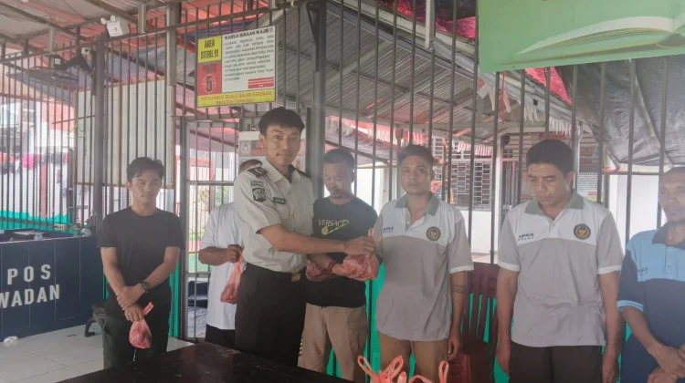 Lapas Ampana Serahkan Daging Kurban kepada 70 Warga Binaan pada Momentum Iduladha