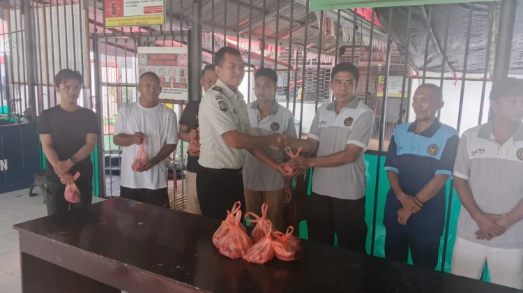 Lapas Ampana Serahkan Daging Kurban kepada 70 Warga Binaan pada Momentum Iduladha
