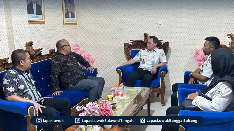 BRI Luwuk Serahkan Sapi Kurban untuk Wabin Lapas Luwuk