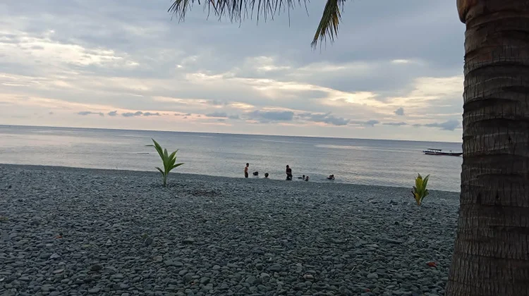 Pantai Sulatengko Jadi Favorit Warga saat Libur Iduladha