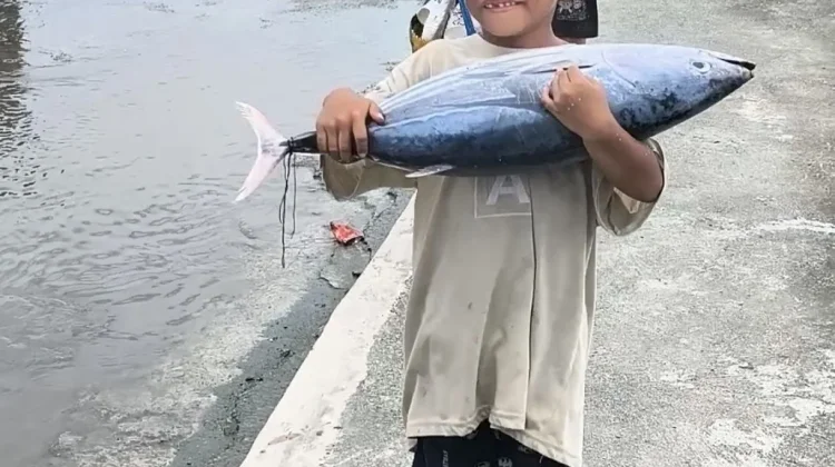Akrab dengan Nelayan, Penampkan Unik Anak-Anak Pesisir Labuan