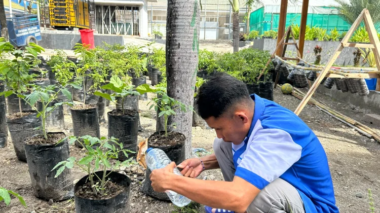 Warga Binaan Lapas Luwuk Sulap Botol Plastik Bekas Jadi Pot Gantung