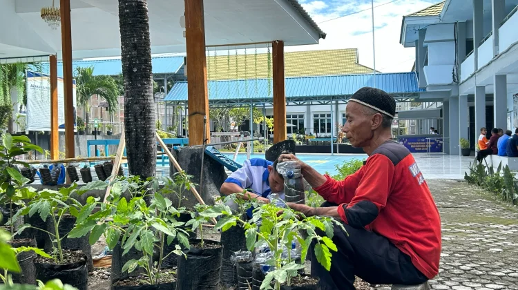 Warga Binaan Lapas Luwuk Sulap Botol Plastik Bekas Jadi Pot Gantung