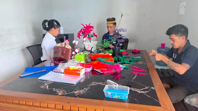 Warga Binaan Lapas Luwuk Ubah Limbah Plastik Jadi Bunga Bernilai Ekonomi
