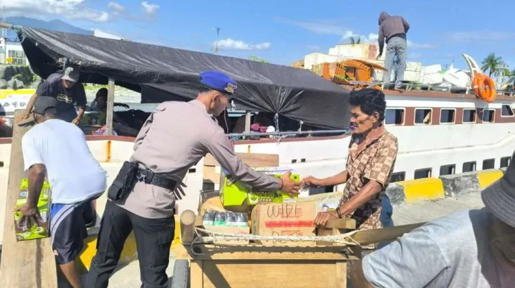 Satpolairud Polres Tojo Una-Una Sambangi dan Bina Masyarakat Pesisir Desa Labuan