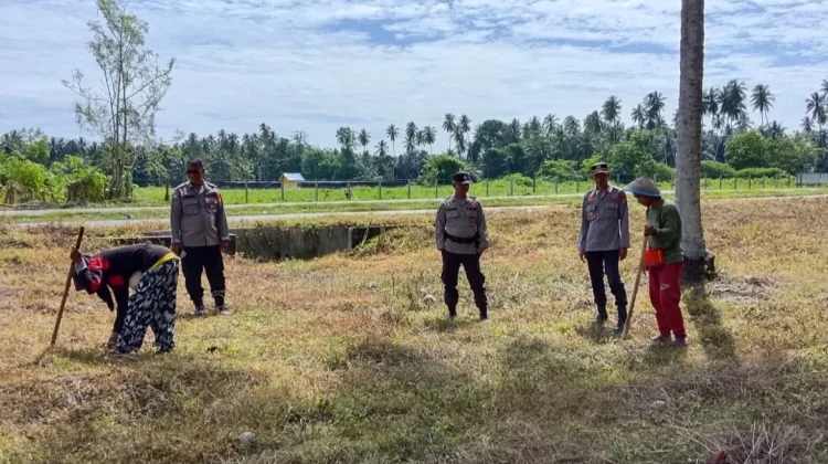 Kapolsek Ampana Kota Apresiasi Kerja Keras Petani Jagung Desa Padang Tumbuo