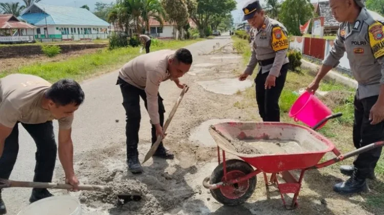 Minimalisir Kecelakaan Kapolsek Lore Selatan Pimpin Pengecoran Jalan Berlubang