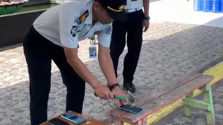 Lapas Luwuk Hancurkan 13 Handphone Sitaan Razia