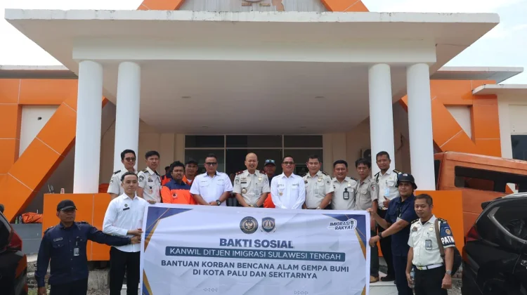 Peduli Korban Gempa, Imigrasi Sulteng Serahkan Bantuan di Sigi