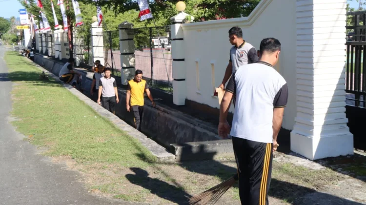Sambut Hari Bhayangkara ke-80, Wakapolres Touna Pimpin Kerja Bakti Bersihkan Mako
