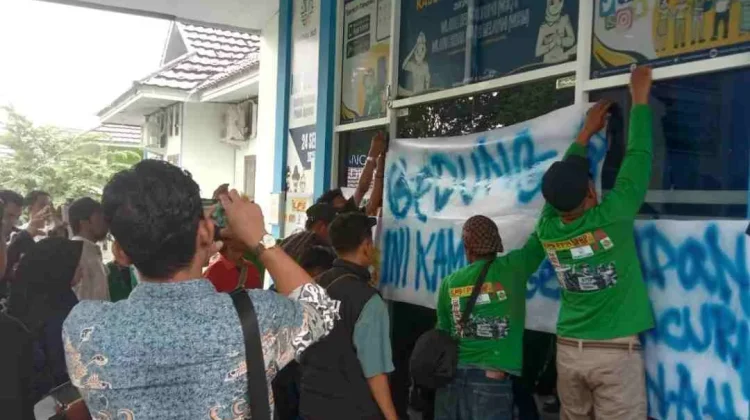 Merasa Haknya Dirampas, Warga Tojo Geruduk dan Segel Kantor BPN Touna