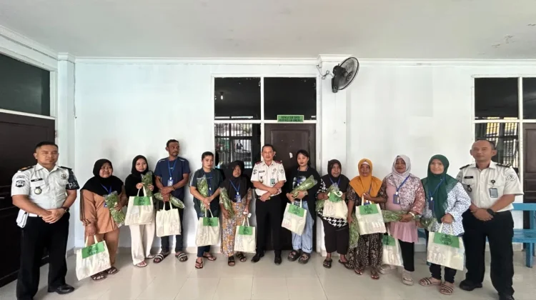 Lapas Luwuk Salurkan Bansos Sembako dan Sayur Organik Karya Warga Binaan