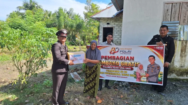 Polres Touna Bagikan Sembako Gratis untuk Warga Kurang Mampu di Hari Bhayangkara