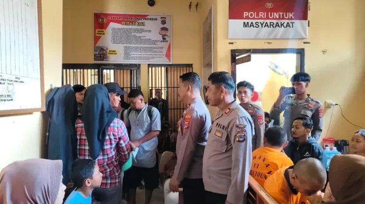 Wakapolres Touna Cek Ruang Tahanan saat Jam Besuk untuk Memastikan Keamanan