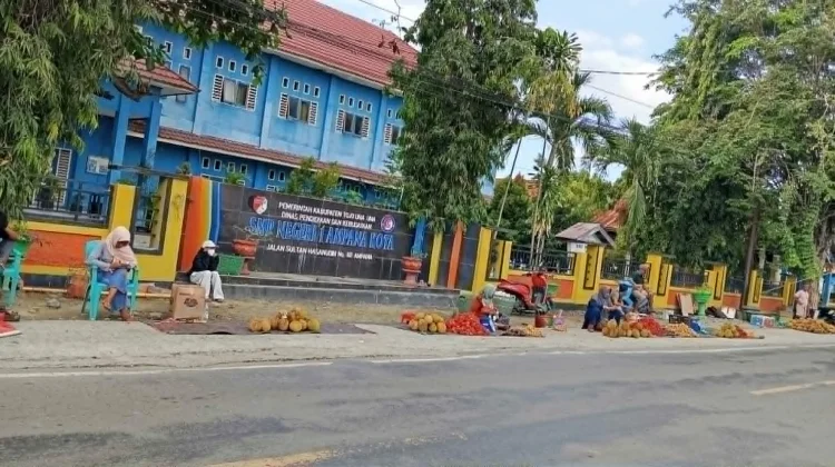 Pedagang Buah Musiman Padati Jalan Sultan Hasanuddin Ampana Kota