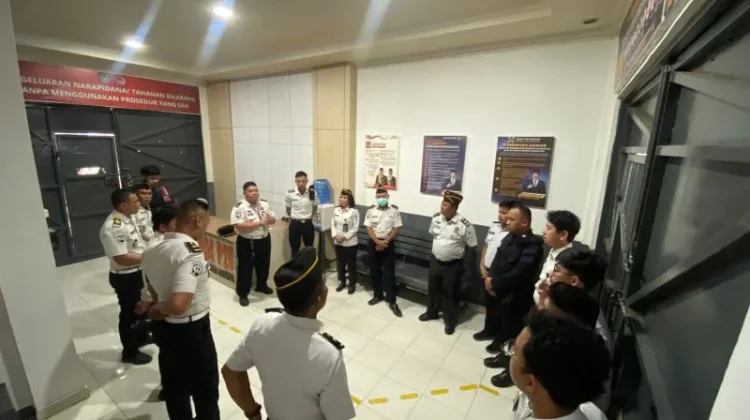 Lapas Ampana Geledah Kamar Warga Binaan Wujudkan Program Zero HALINAR