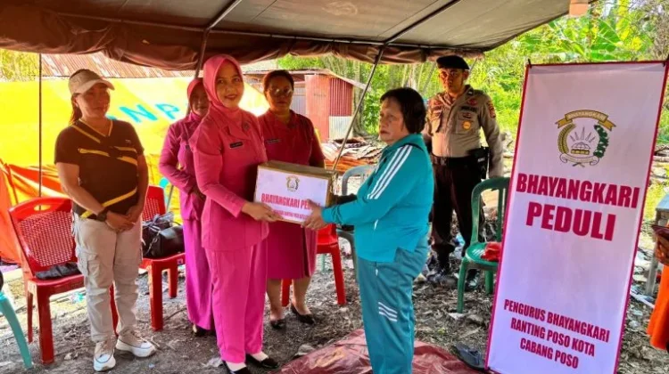 Bhayangkari dan Polsek Poso Kota Salurkan Bantuan untuk Korban Kebakaran