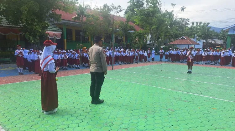 Kasat Binmas Polres Touna Ajak Siswa SDN 7 Ampana Kota Disiplin dan Tolak Bullying