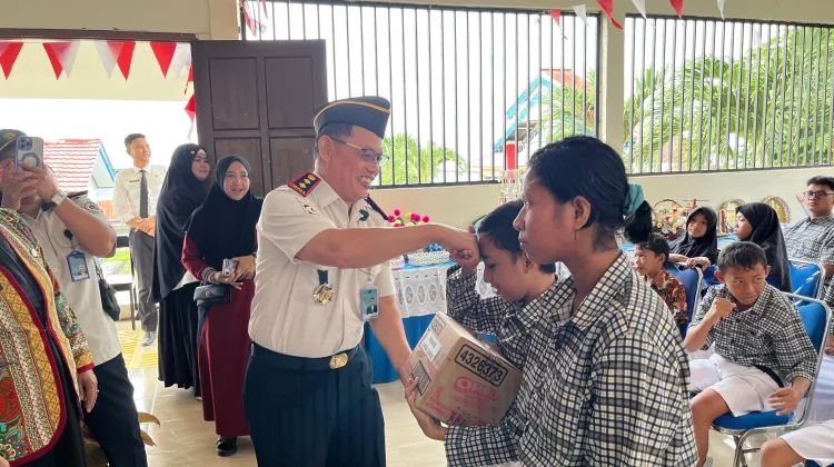Lapas Luwuk dan DWP Berbagi Kasih Bersama Siswa SLB Negeri Luwuk