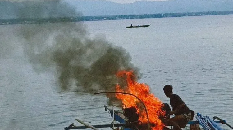 Perahu Nelayan Milik Warga Desa Labuan Touna Terbakar